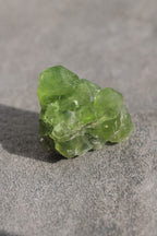 ペリドット「煌めく緑」パキスタン産｜天然石 原石 鉱物標本